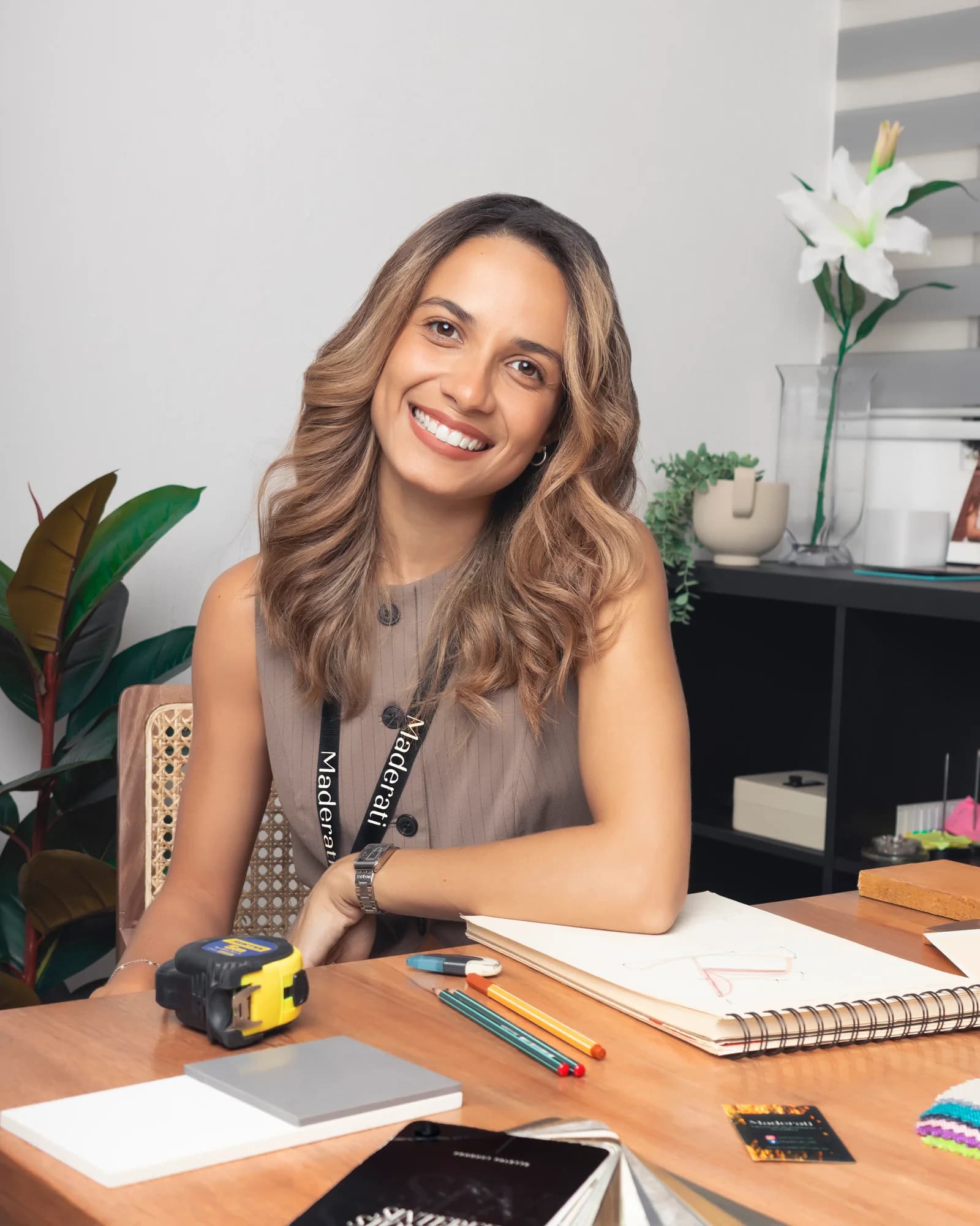 Pamela De Angelis junto a bocetos durante el proceso de diseño.