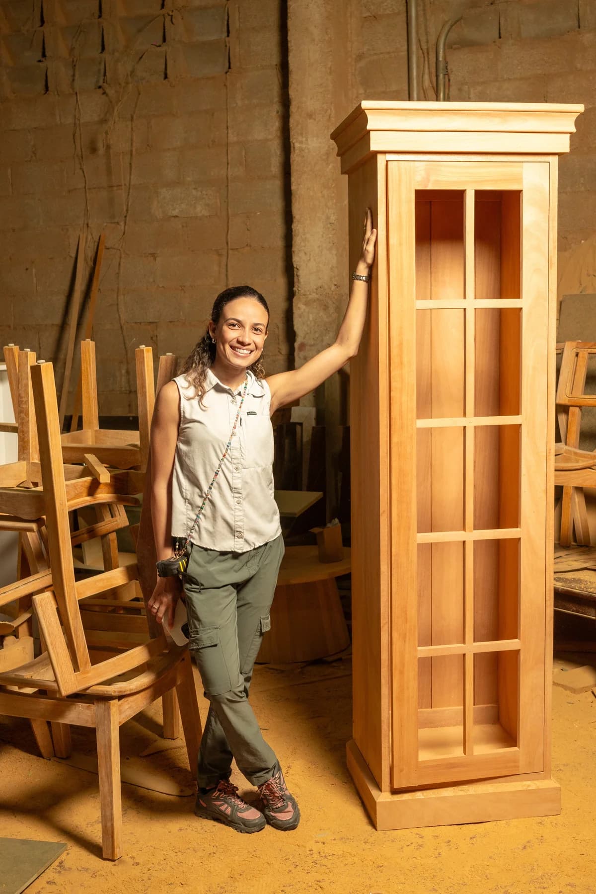 Pamela De Angelis en el taller de Maderati junto a una pieza de madera.