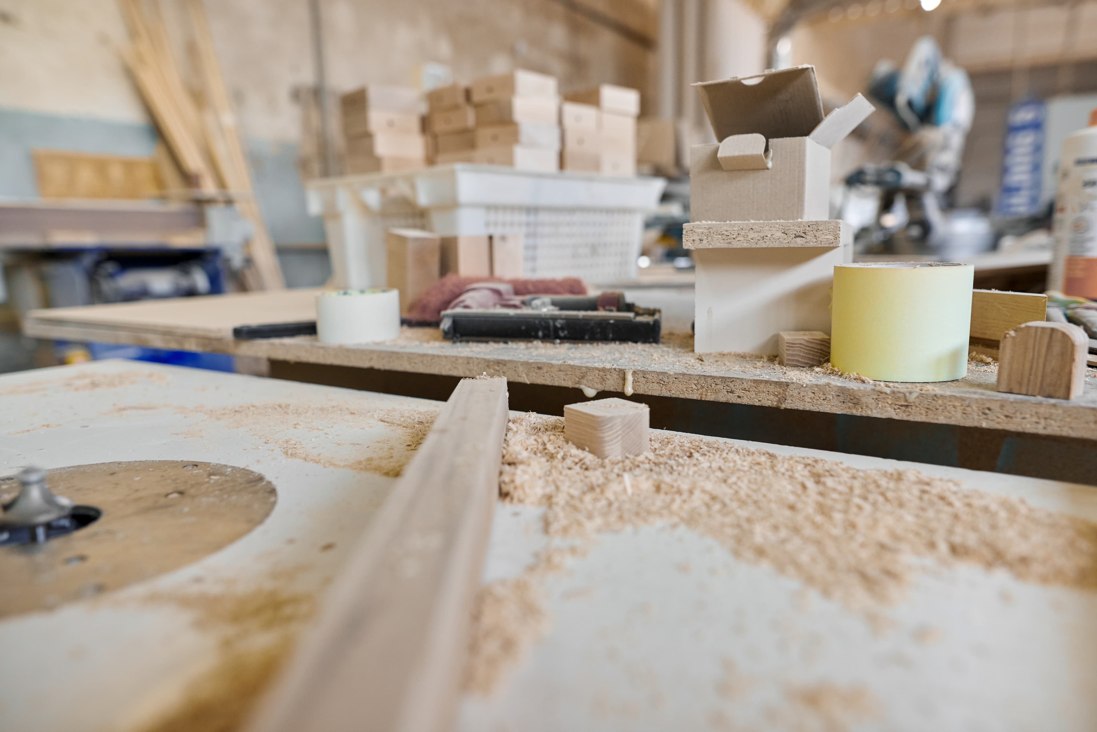 Mesa de trabajo con madera y herramientas de ebanistería.