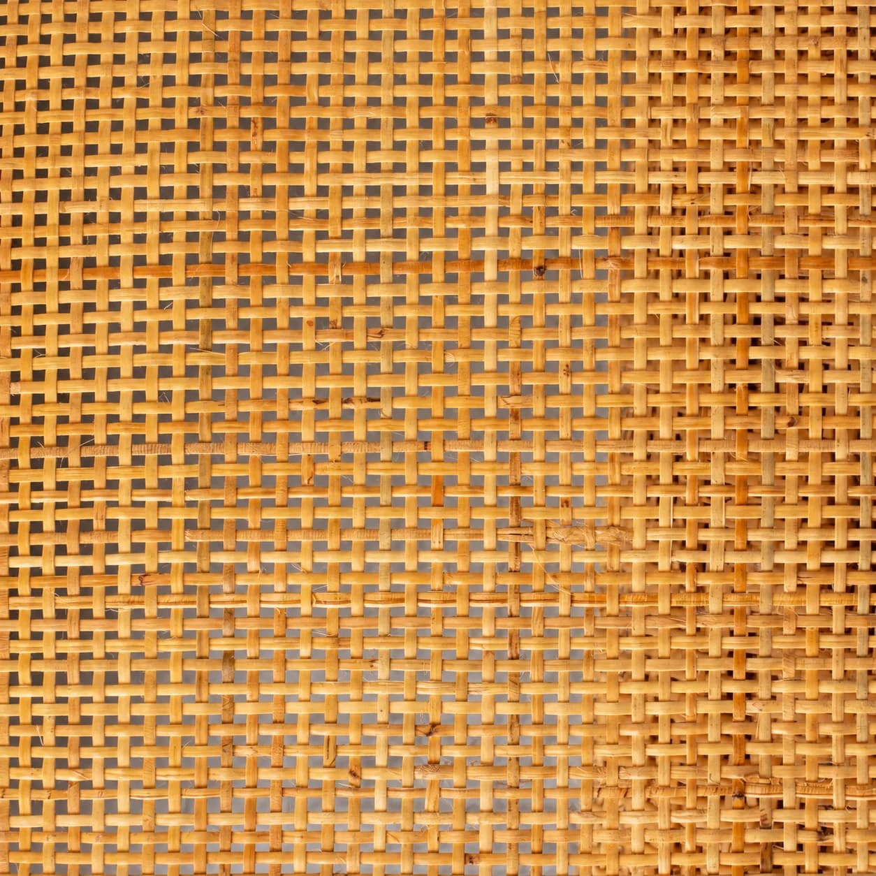 Vista frontal de pajilla de trama abierta, con pequeñas aberturas entre tiras horizontales y verticales.