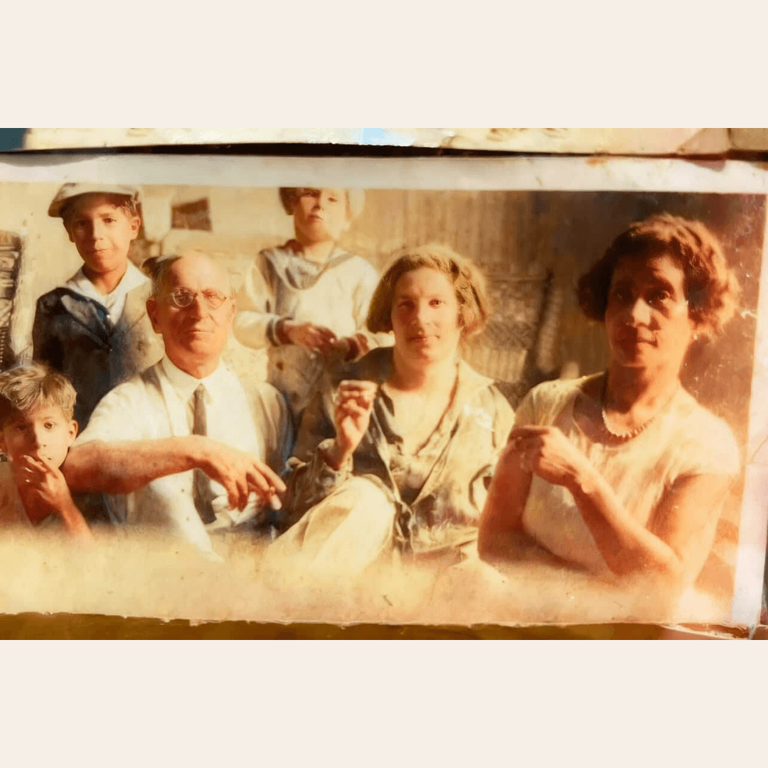 Fotografía histórica de un grupo familiar del archivo de la familia De Angelis.