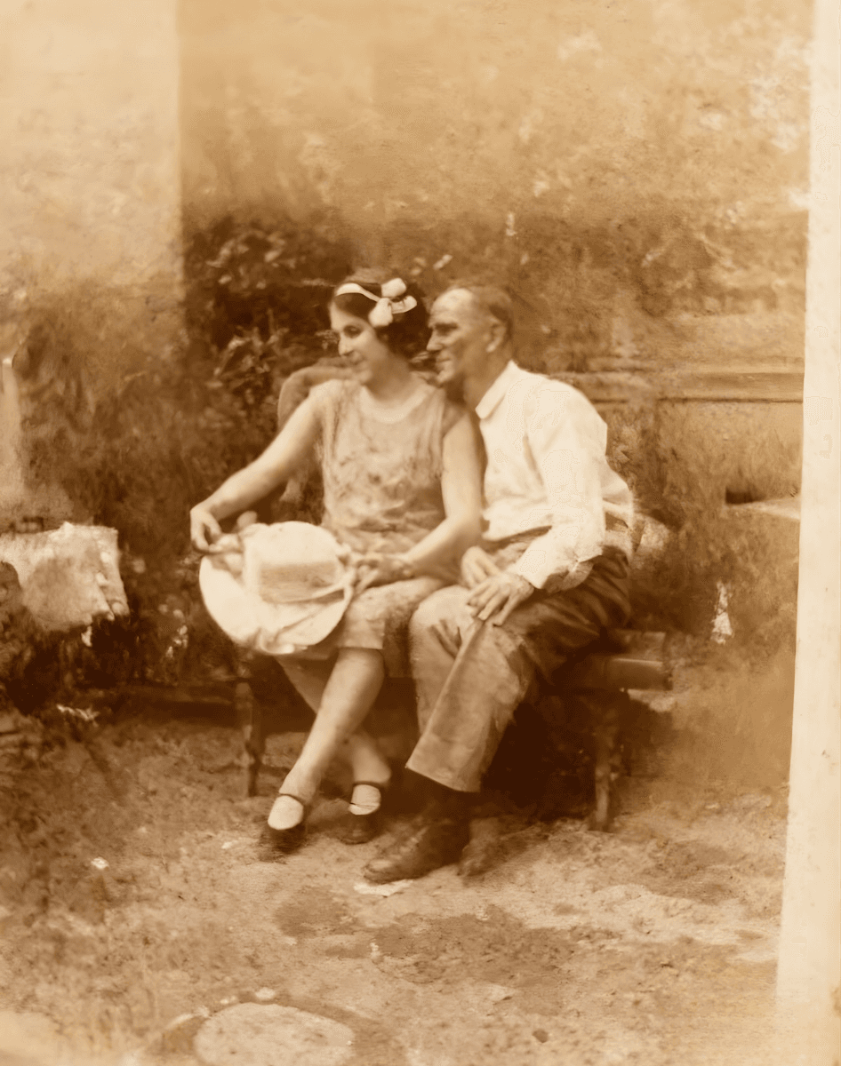 Fotografía histórica al aire libre del archivo de la familia De Angelis.