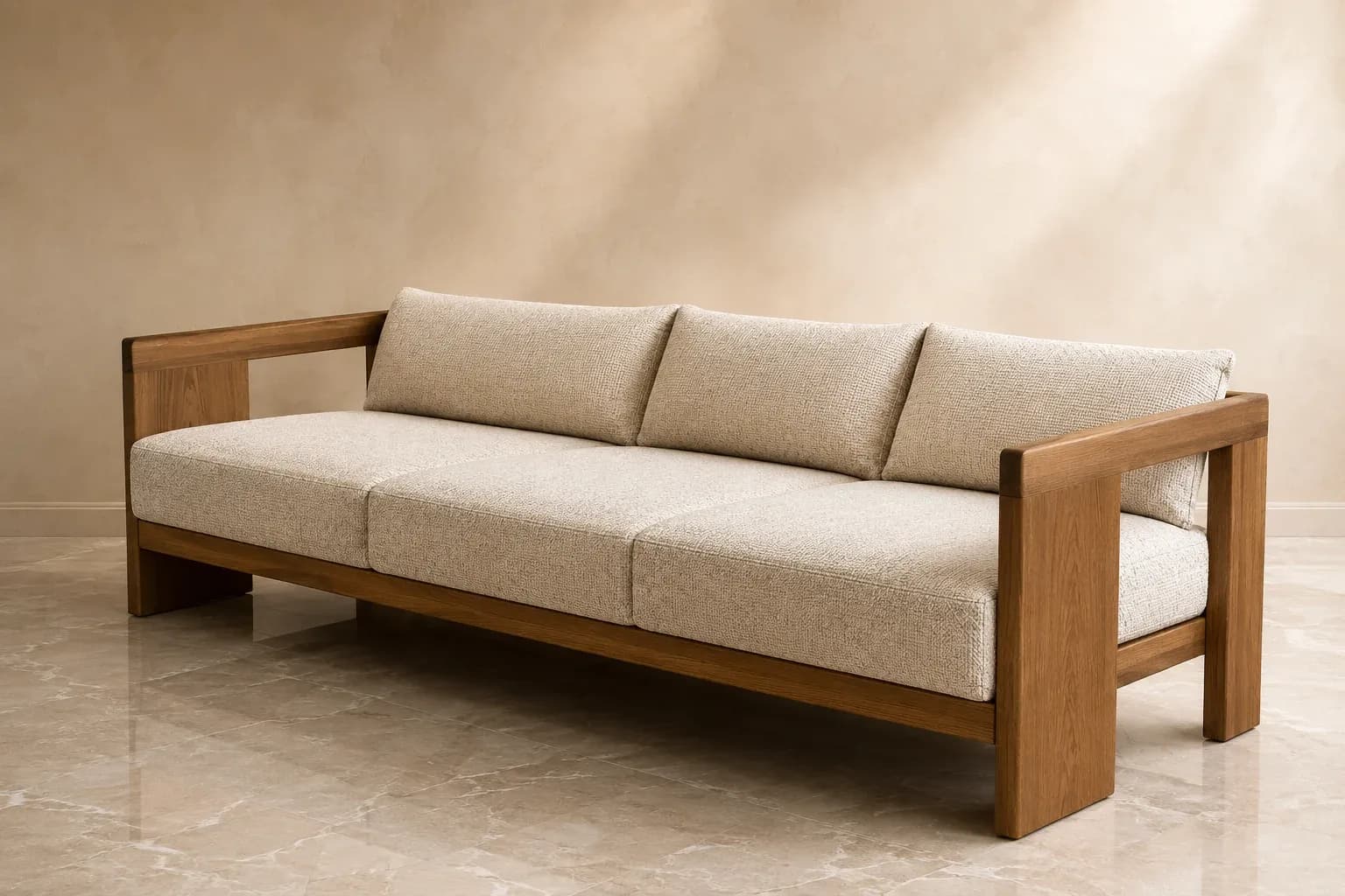 Sofá Saron con estructura de madera y cojines tapizados en tono claro.
